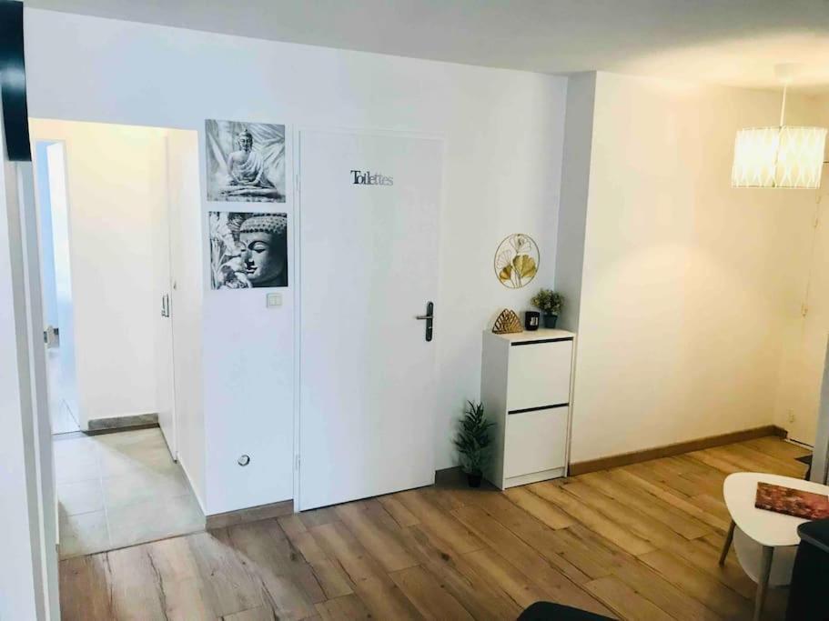 Disney Cosy Lounge Serris Bagian luar foto