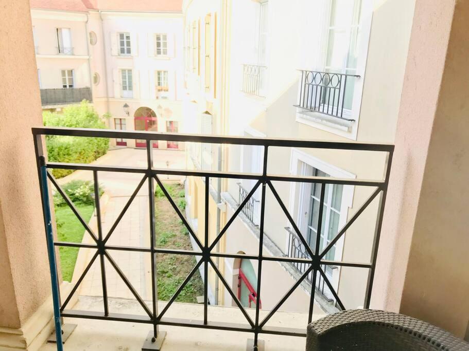 Disney Cosy Lounge Serris Bagian luar foto