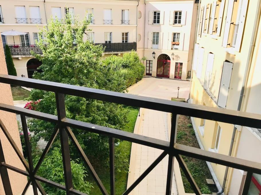 Disney Cosy Lounge Serris Bagian luar foto